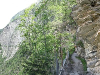 à mis parcours le bisse passe en zone vertigineuse...