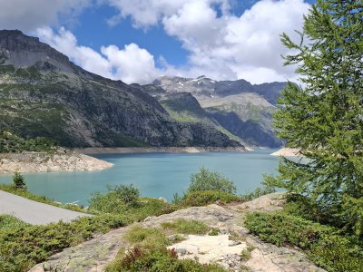 Le lac derrière le barrage d'Emosson