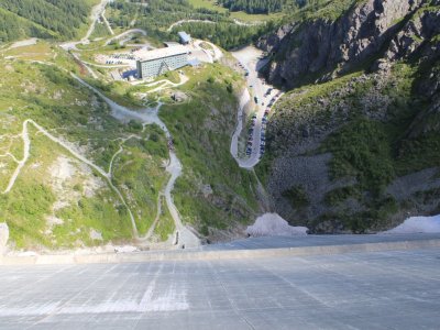 Vue plongeante sur le barrage, depuis la couronne 