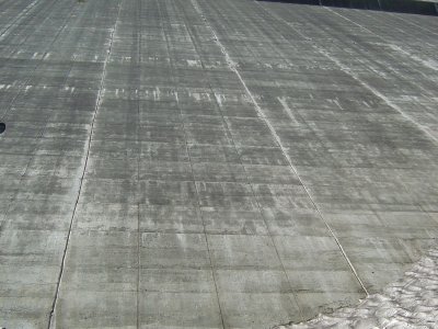 En ce mois de juillet, de la neige se trouve encore au pied du barrage