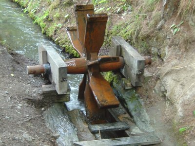 Le bisse actionne une petite roue à eau.