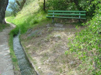Un banc le long du bisse invitant à s'y arrêter