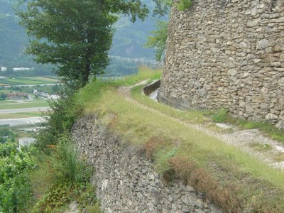 D'un côté le bisse, de l'autre un mur de quelques mètres