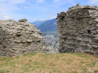 Vue sur Sion à travers les ruines.