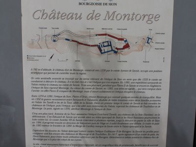 Panneau expliquant l'histoire du château.