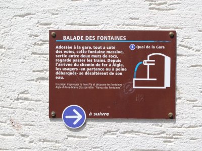 Plaque au-dessus de la première fontaine sur le quai de la gare d'Aigle
