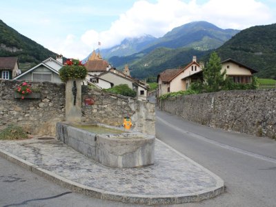Peu en dessous du château