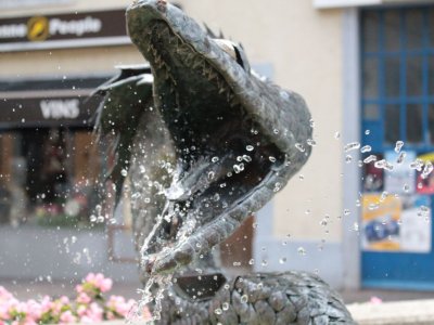 Pris sur le vif à la fontaine de la Place Alphonse Mex