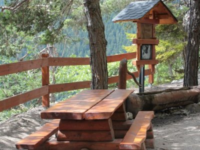 Le long du sentier, une table de pique-nique et une fontaine