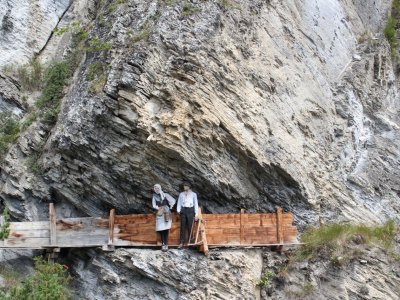 Deux mannequins, sur l'ancien bisse