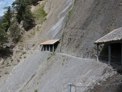 Certaines portions de chemin sont sécurisées contre les chutes de pierres