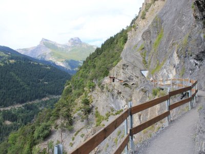 Le chemin est sécurisé par une barrière en bois