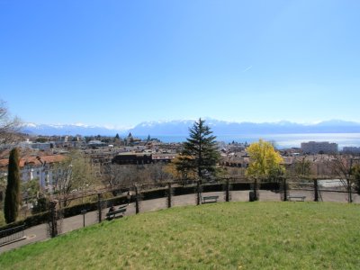 Vue panoramique sur la ville, le lac et au fond les Alpes