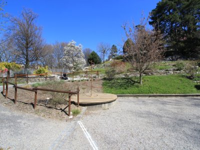 A l'entrée du jardin botanique