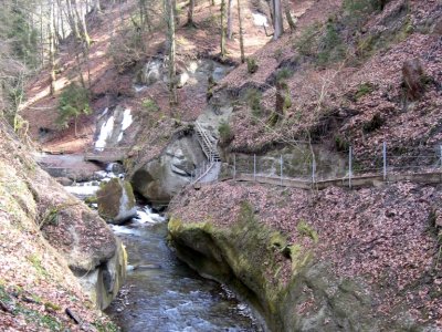 Escaliers et pont sur le Gottéron