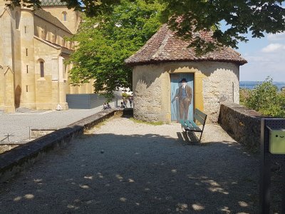 Aux abords de la collégiale