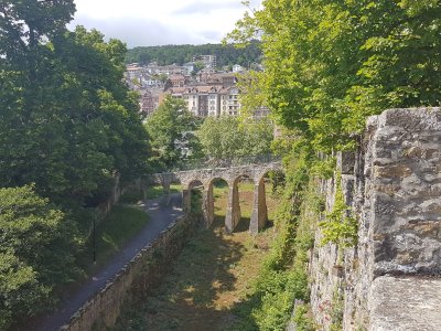 Pont entre le jardin du prince et la collégiale