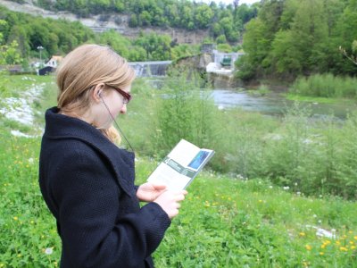 A chaque poste, un enregistrement mp3 à écouter et une double page d'explications dans la brochure à lire