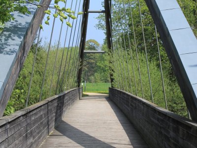 Le pont en bois enjambant l'Areuse