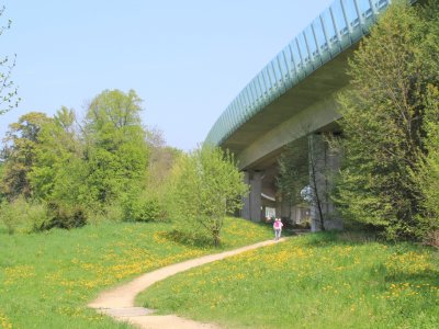 Passage aux abords du pont de l'autoroute