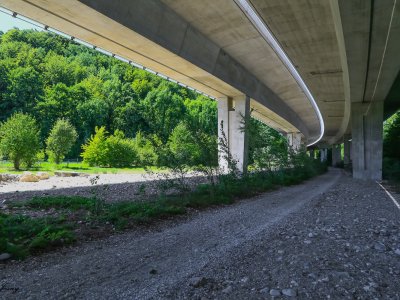 l'autoroute dessus, la nature dessous !!