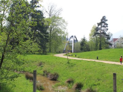 Au fond, le pont