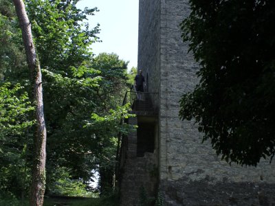 La porte d'entrée de la tour se situe en haut d'un escalier extérieur