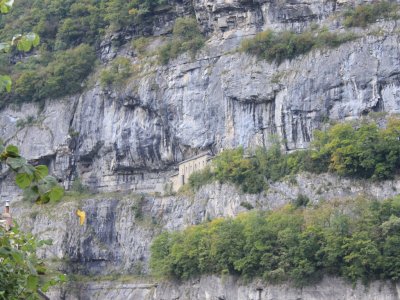 La chapelle au-milieu de la falaise, vue depuis St-Maurice