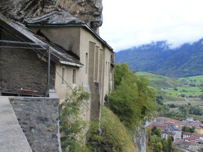 Vue sur la chapelle, à l'arrière de celle-ci