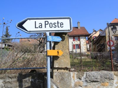Panneau bleu indiquant le chemin à suivre