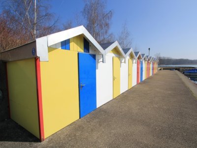 Cabanons de pêcheurs au bord du lac
