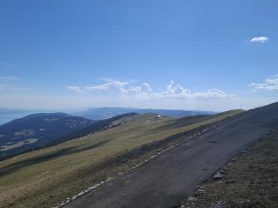 Le chemin d'accès et le sommet de Chasseral, symbolisé par une pyramide en métal