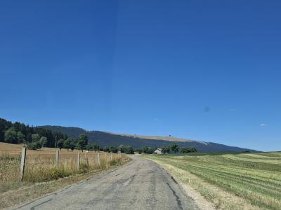 En arrivant depuis Enges, la vue sur le Chasseral