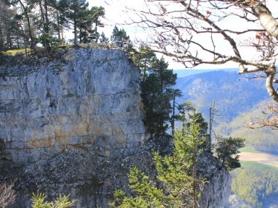 Les falaises bordant le chemin
