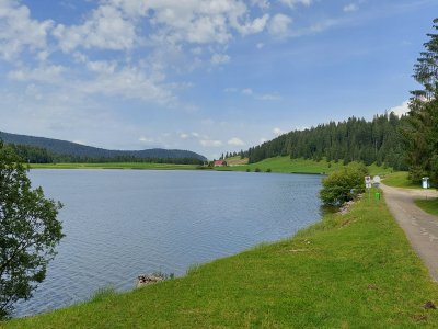 Un chemin permet de longer le lac sur toute sa longueur