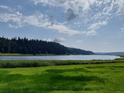 Le lac des Taillères, tel qu'on le découvre en arrivant depuis le parking