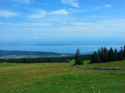 Vue plongeante sur le lac de Neuchâtel