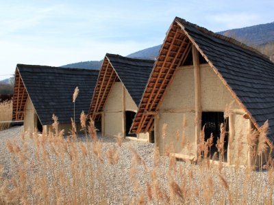 Reconstitution de maison, à côté du musée d'archéologie