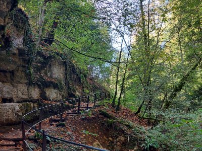 Chemin longeant les gorges