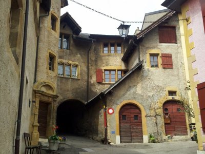 Derrière la maison de commune