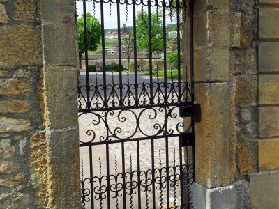 Porte grillagée, devant le château d'Auvernier