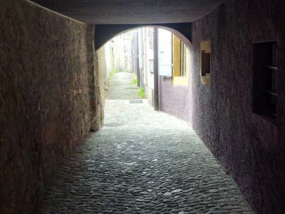 Passage sous une maison, pour rejoindre la fontaine du Bugnon