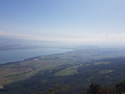 Vue sur le lac de Neuchâtel, depuis le bord de la falaise.