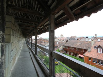 Le chemin de ronde, dans les remparts