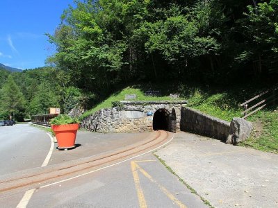 Les voies du train conduisant dans les mines