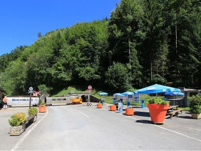 Le train s'apprêtant à rentrer dans les mines