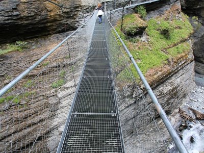 Pont suspendu enjambant la rivière