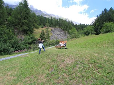 Un banc géant, situé au début de sentier menant aux gorges