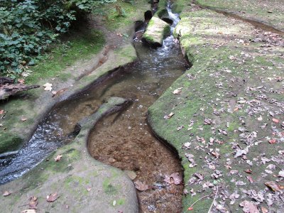 Quand le niveau d'eau est bas, il est possible de marcher sur le fond de la rivière...