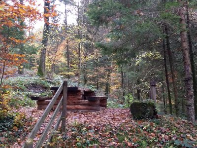 Table de pique-nique, en milieu du parcours.